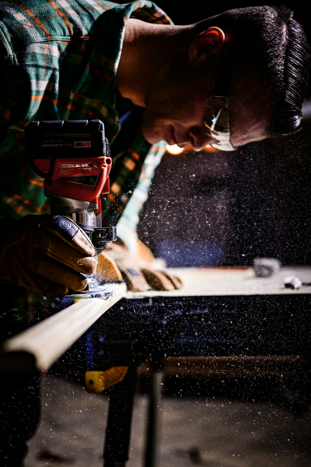 Trabajo de carpintería como referencia de manufactura de mobiliario